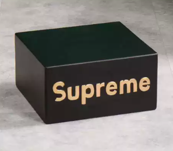 派对熊雕像