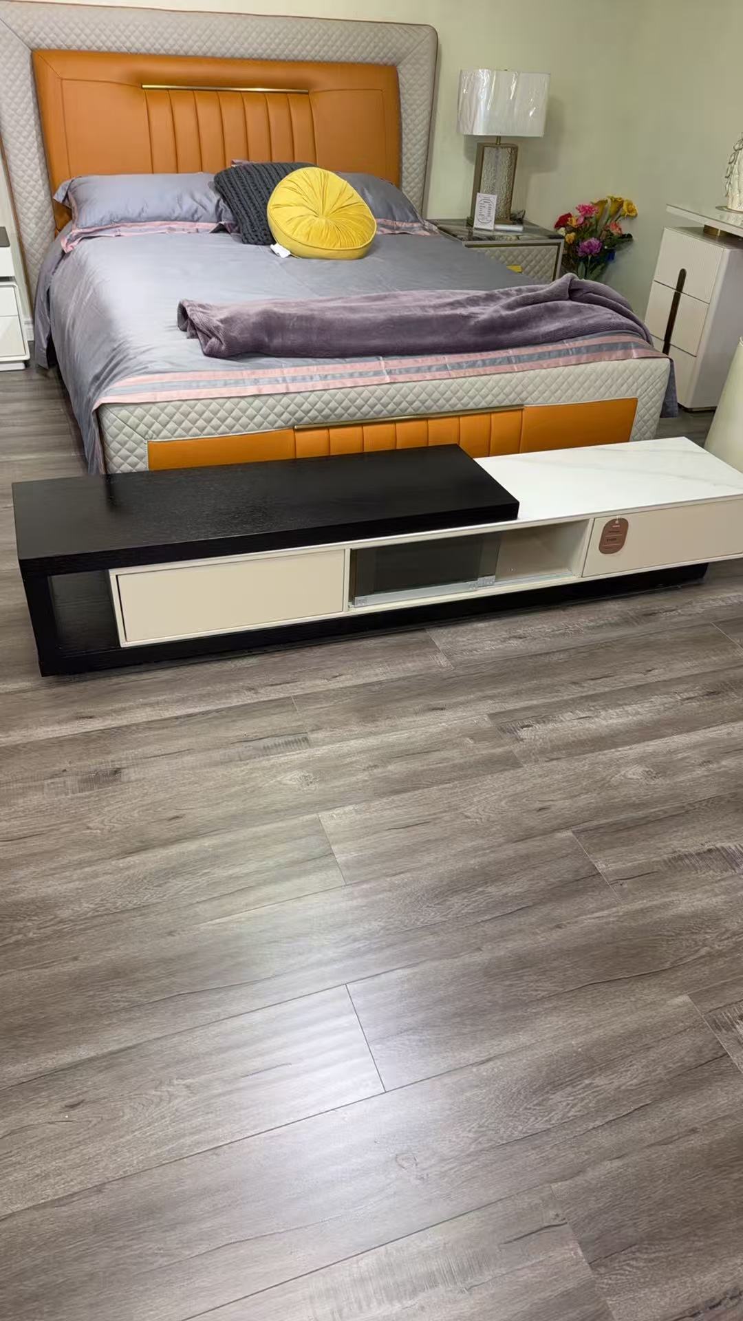 Variel Extendable TV Stand
